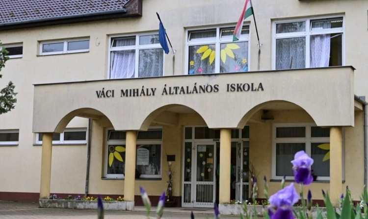 Váci Mihály emléke előtt tisztelegnek a rozsréti iskolában