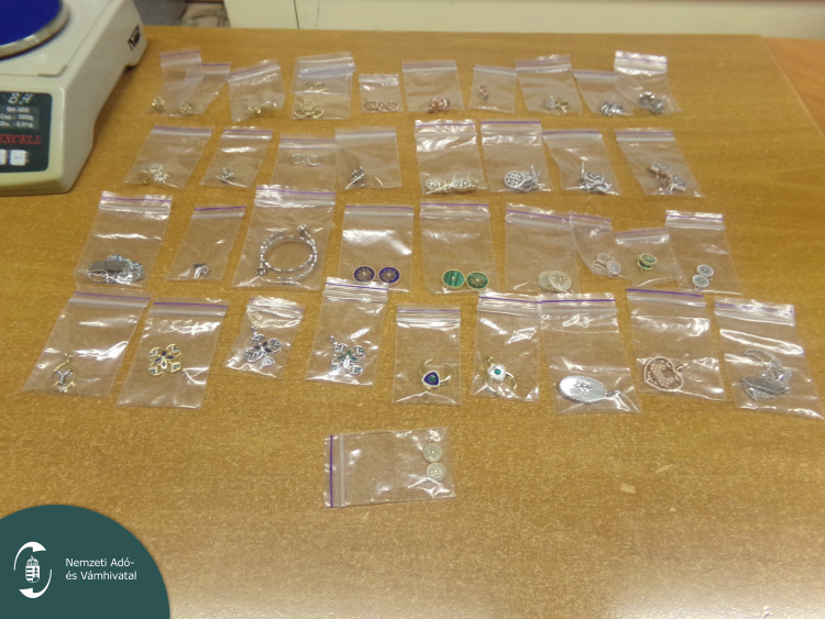 Aranyékszerekkel teli táskát találtak a határon – 15 milliós fogás Beregsuránynál