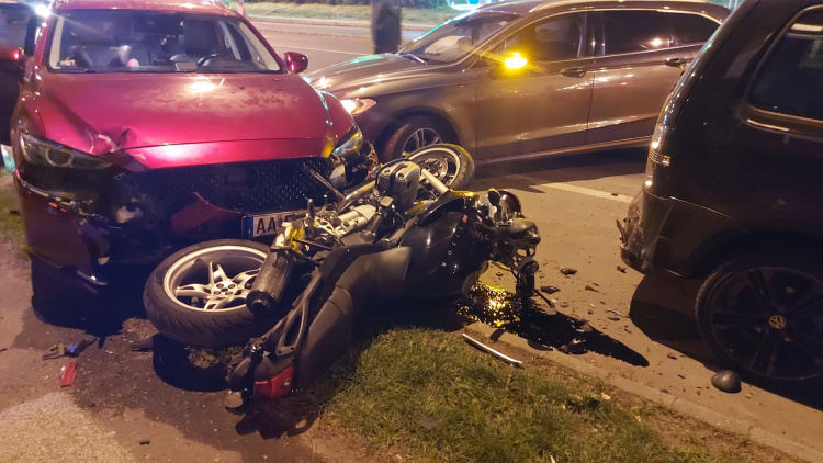 Parkoló autóknak és egy motornak ütközött egy kocsi – ketten megsérültek