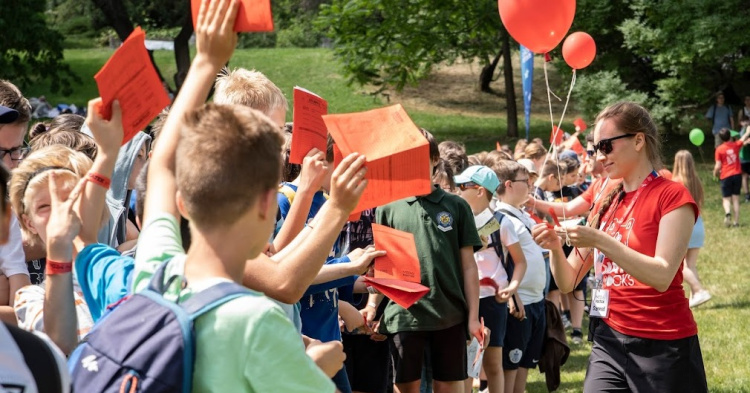 Több mint ezer diák old meg matematikai feladatokat a Bujtosi Városligetben