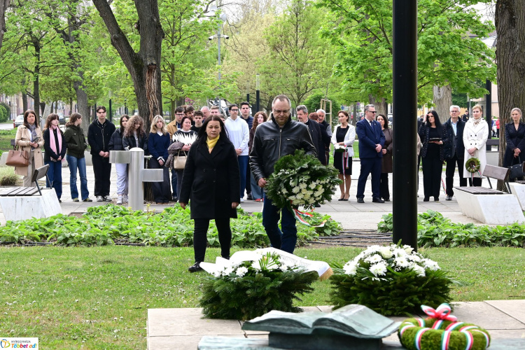 Két helyszínen koszorúztak – Váci Mihály halálára emlékeztek