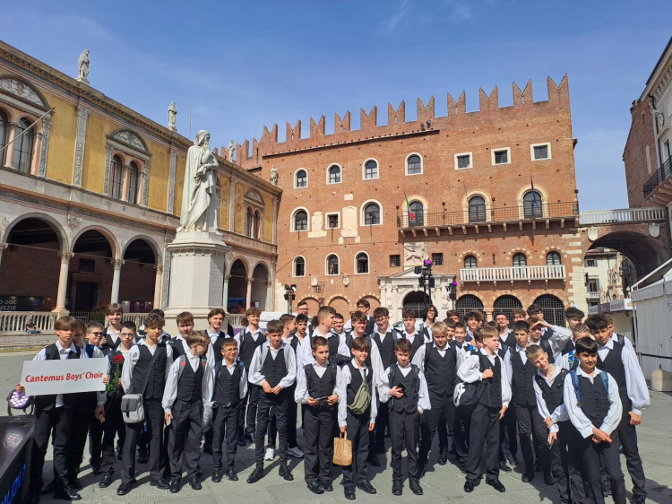 Aranydiploma Veronából – a Cantemus Fiúkórus sikeréről meséltek a Sziesztában