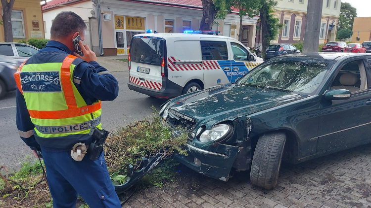 Másodperceken múlt a tragédia Nyíregyházán – házba csapódott egy 17 éves fiú az apja Mercedesével
