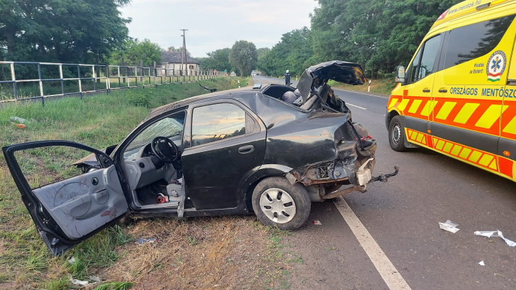 Életveszélyesen megsérült egy ittas sofőr a 4-es főúton