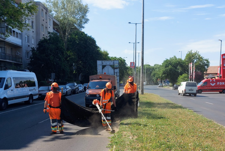Fűnyírás és gyomirtás zajlik a nyíregyházi nagykörúton