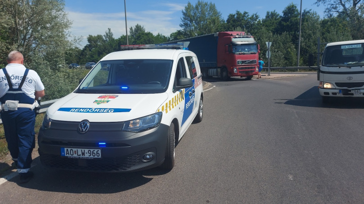 Teherautó és személyautó ütközött az Orosi úti körforgalomban
