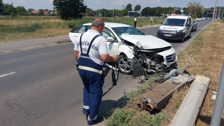 Kidöntötte a villanyoszlopot - A hölgy azt mondta, a klímát akarta bekapcsolni