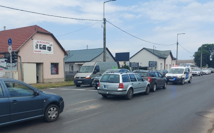 Ráfutásos baleset a 4-es főúton – gyermeket is kórházba szállítottak