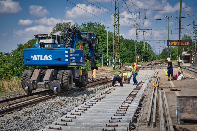 Megszűnhetnek a lassújelek a Nyíregyházát érintő vasútvonalon – Gőzerővel halad a 100-as fővonal felújítása