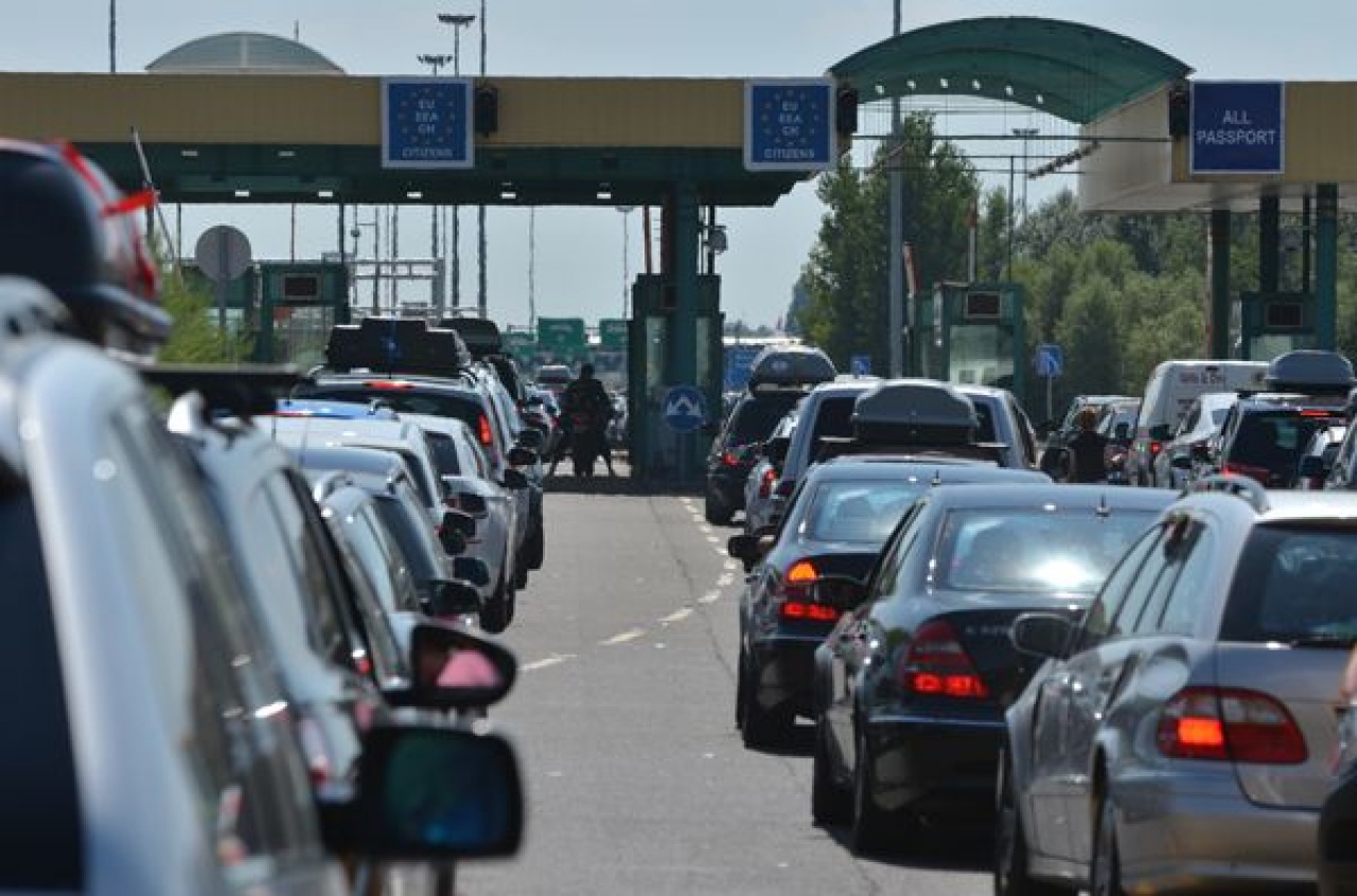 Többórás várakozás a beregsurányi határátkelőn