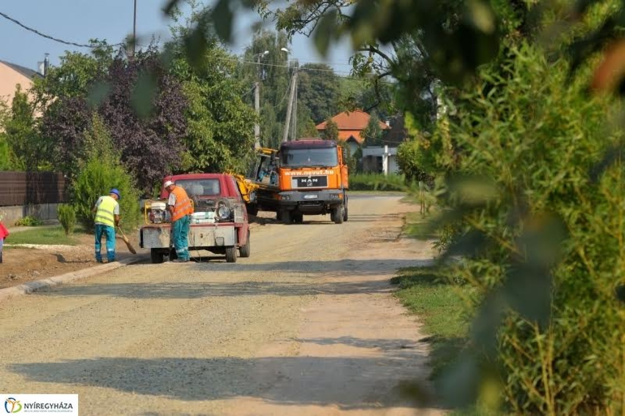 Búcsút intenek a földútnak: megújul a Szíjgyártó utca is