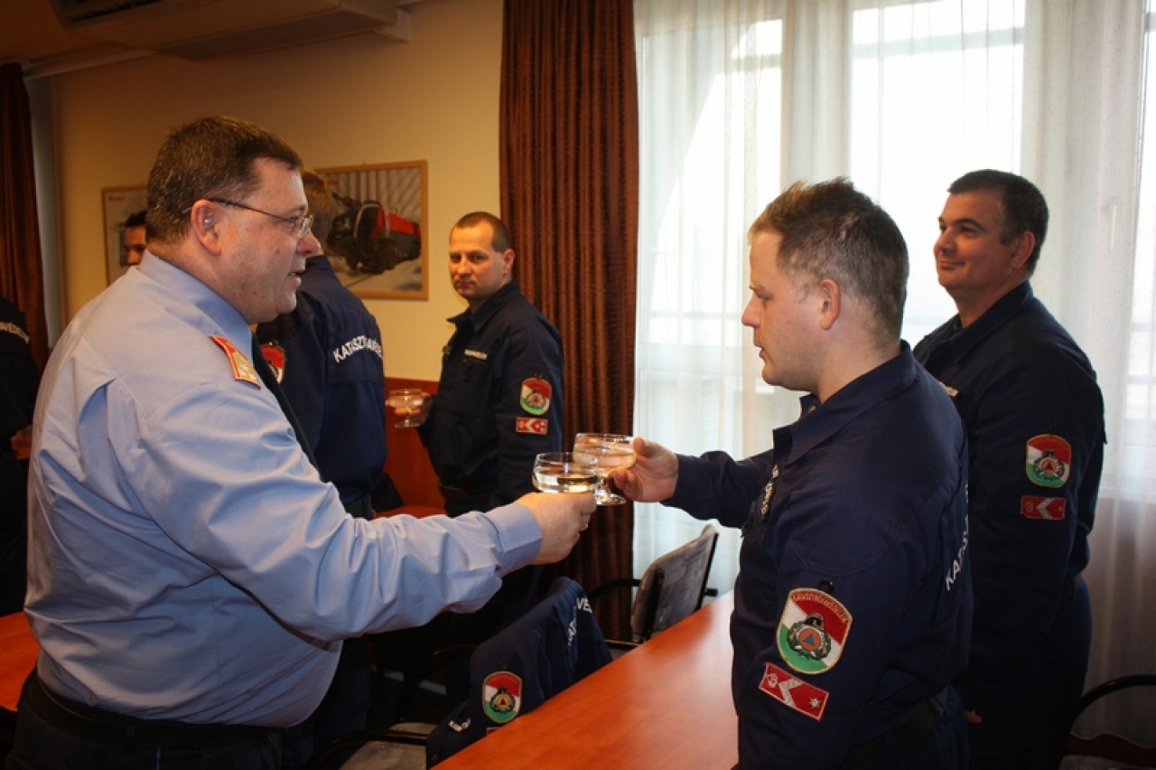 A vezetők köszöntötték a szilveszterkor szolgálatban lévő tűzoltókat