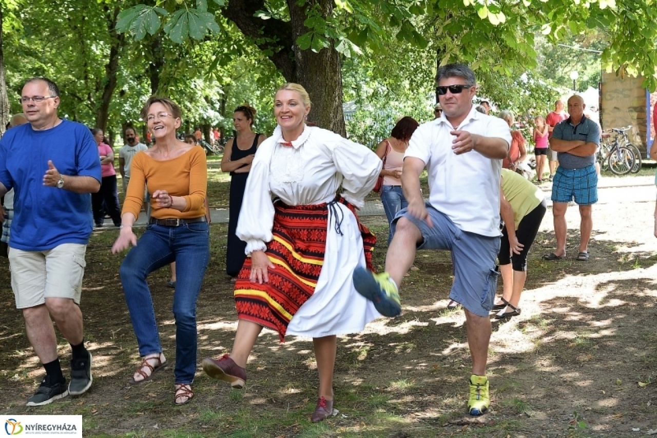 A nézők is táncra perdültek