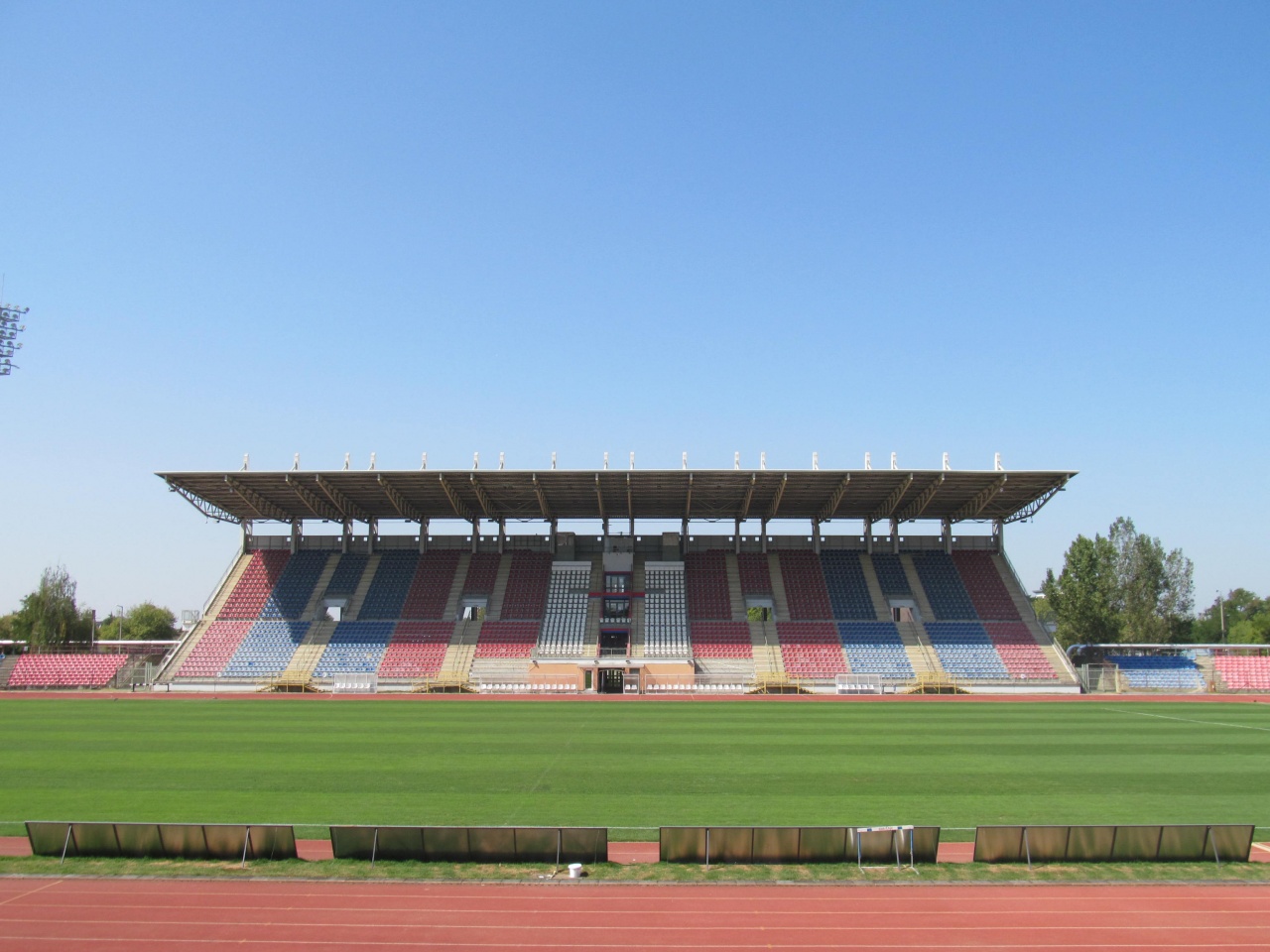 Helyreállítási munkák a stadionban