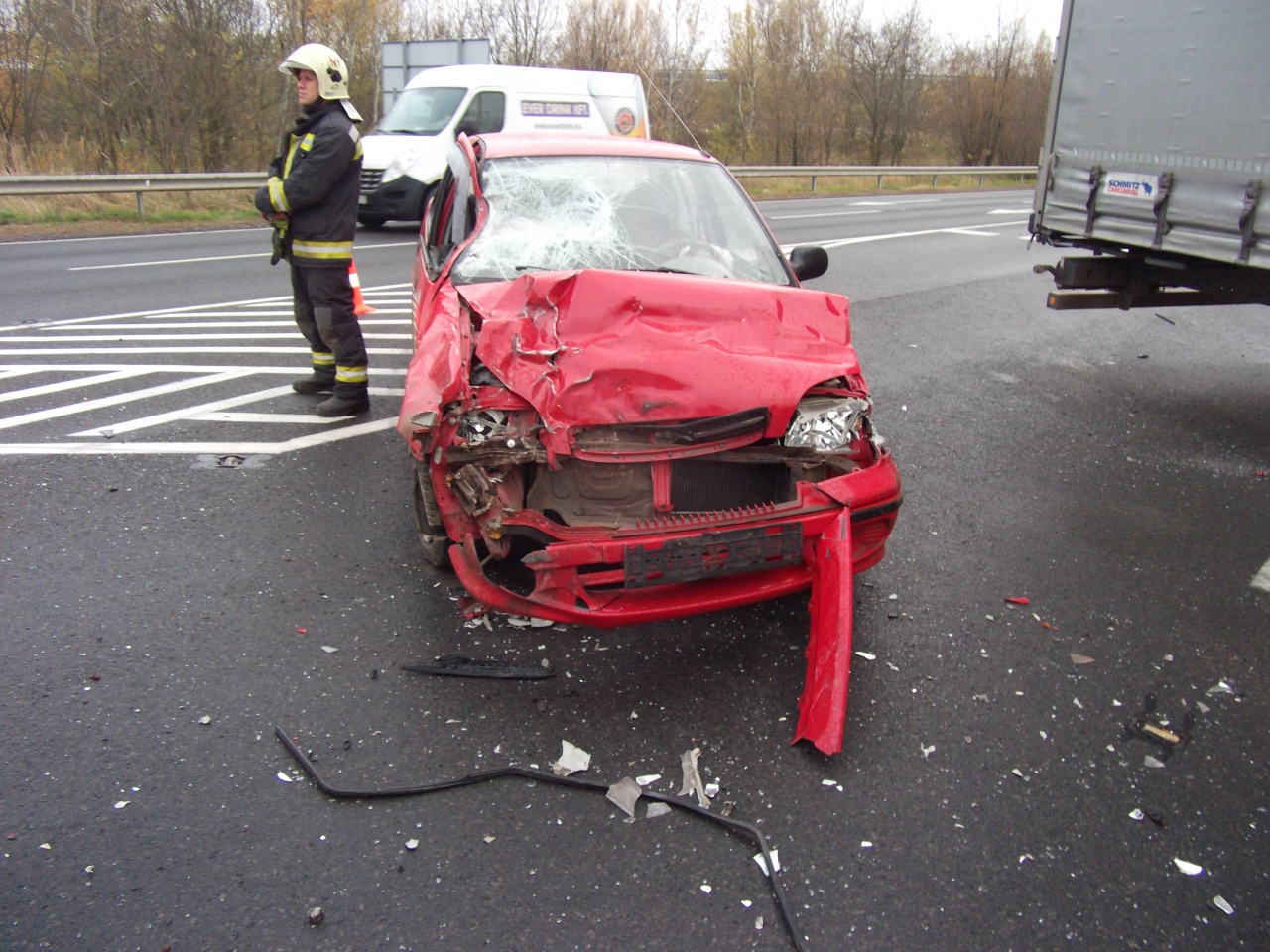 Teherautóval ütközött egy személygépkocsi a 4-esen: ketten megsérültek