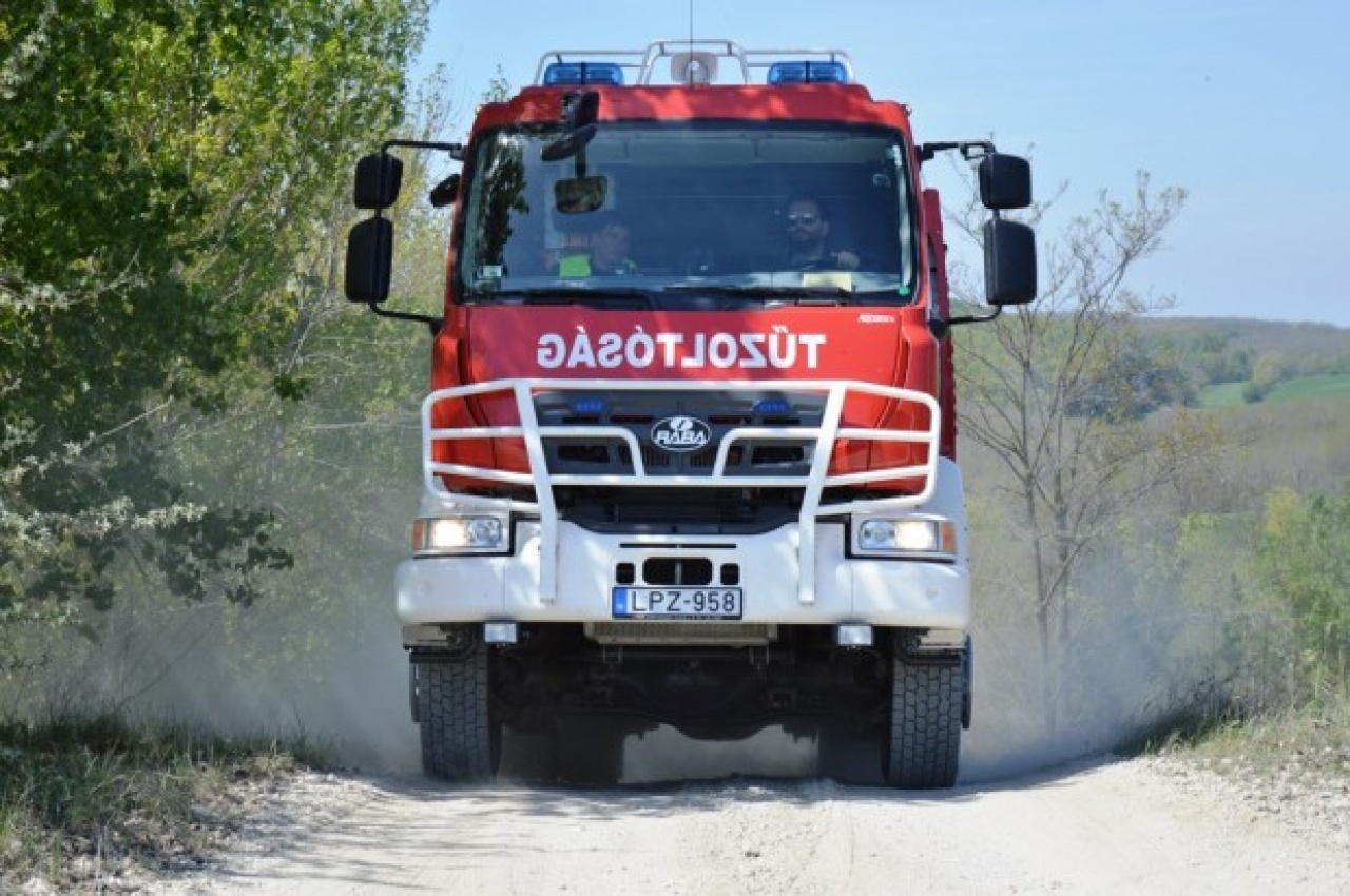 Meglazult tetőfedő okozott veszélyt egy nyíregyházi közintézménynél