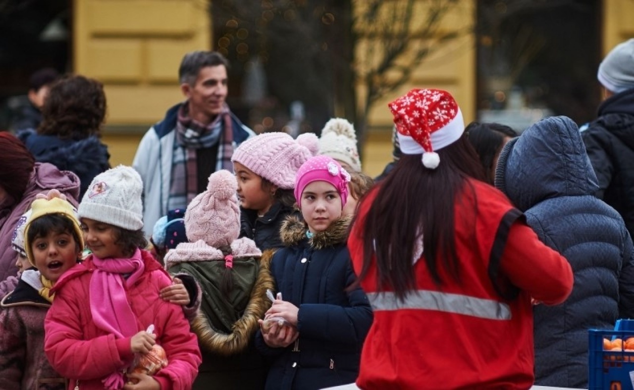 Gyümölcsöt ajándékozott gyerekeknek Mikulás napján a Vállalkozók Nyíregyházáért Egyesület