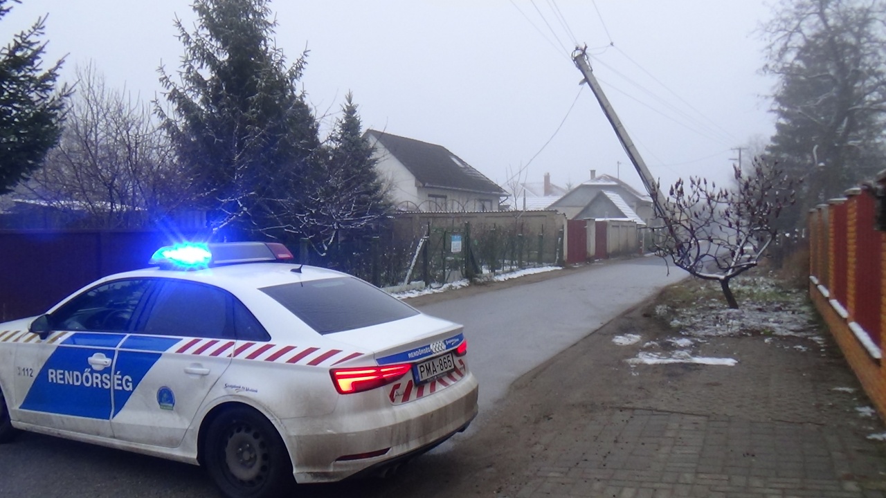 Ismeretlen jármű döntött ki villanyoszlopot, majd elhajtott a helyszínről