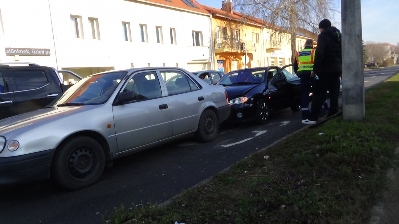 Baleset a Szegfű utcában: jelentős az anyagi kár