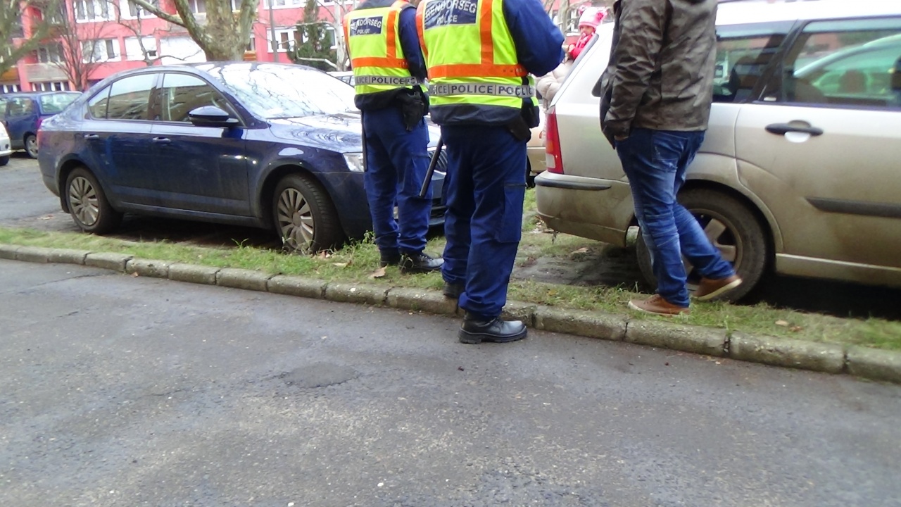 Parkoló autóba tolatott egy másik gépjármű a Hősök terén