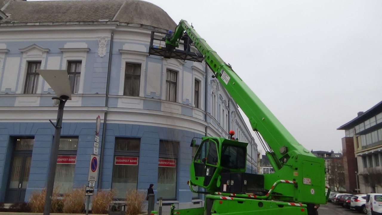 Emelőkosárból helyezték fel a hálókat a Korona Hotel megújult homlokzatára