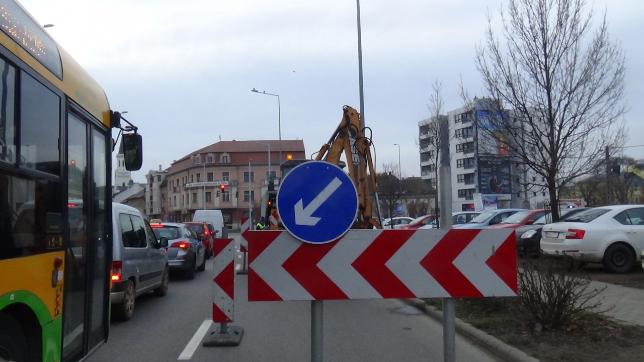 Forgalomkorlátozás az Egyház utca és Bethlen Gábor utca csomópontjánál