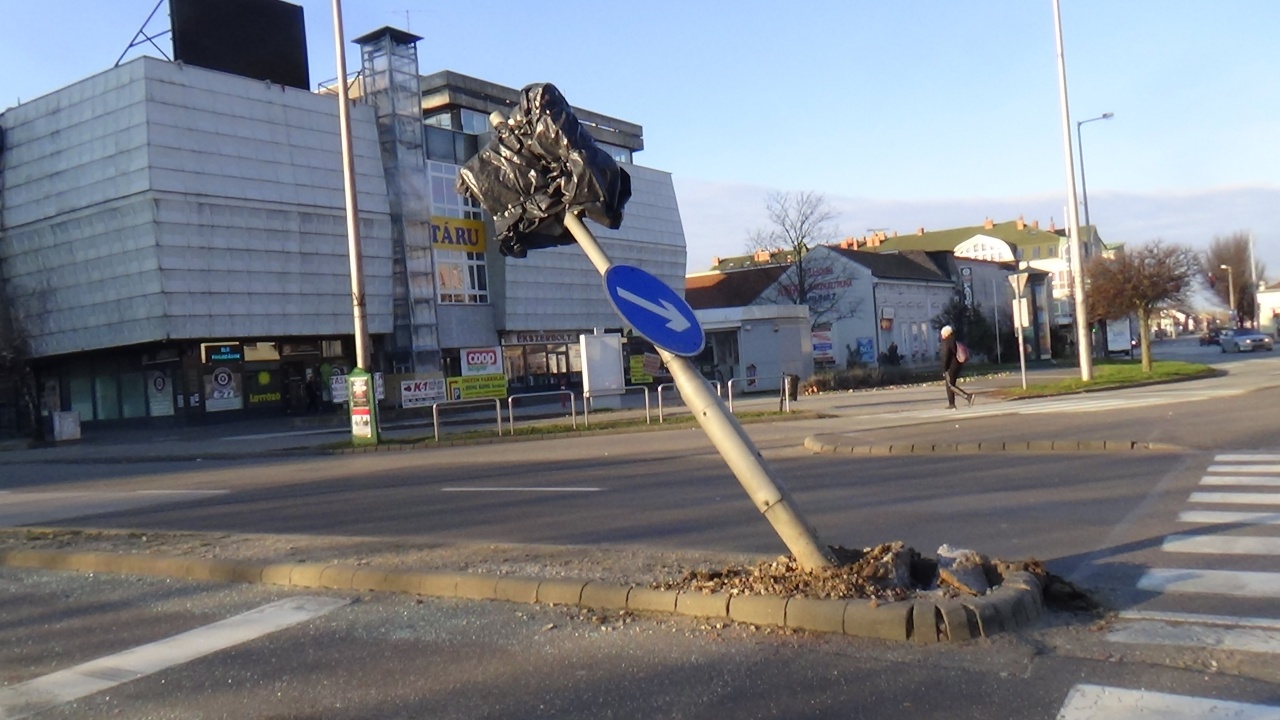 Jelzőlámpának ütközött egy személygépkocsi a belvárosban, jelentős az anyagi kár