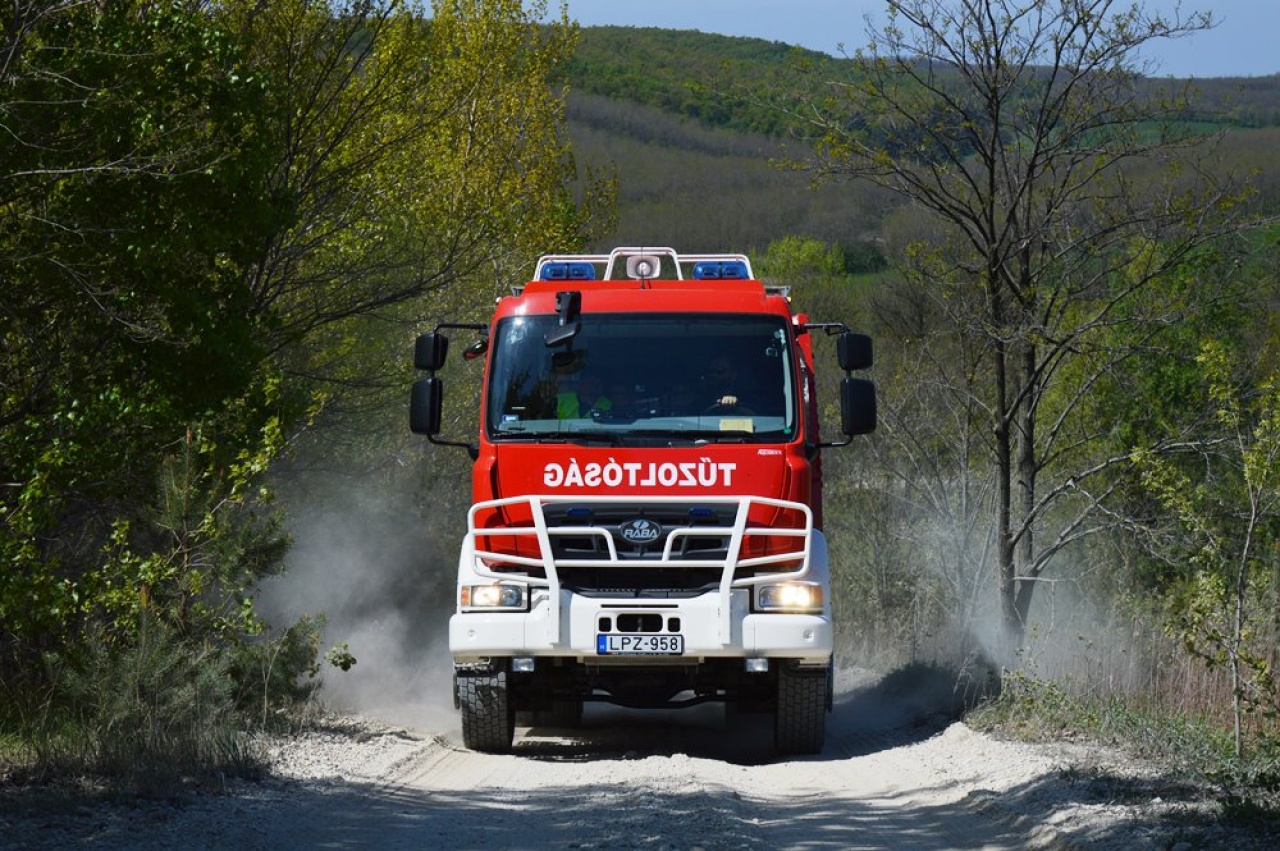 Füstölt a motortér, a nyíregyházi tűzoltók segítségére volt szükség