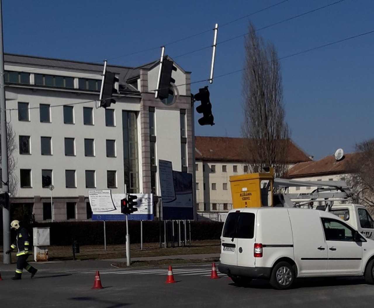 Leszakította a szél a jelzőlámpát Nyíregyházán 