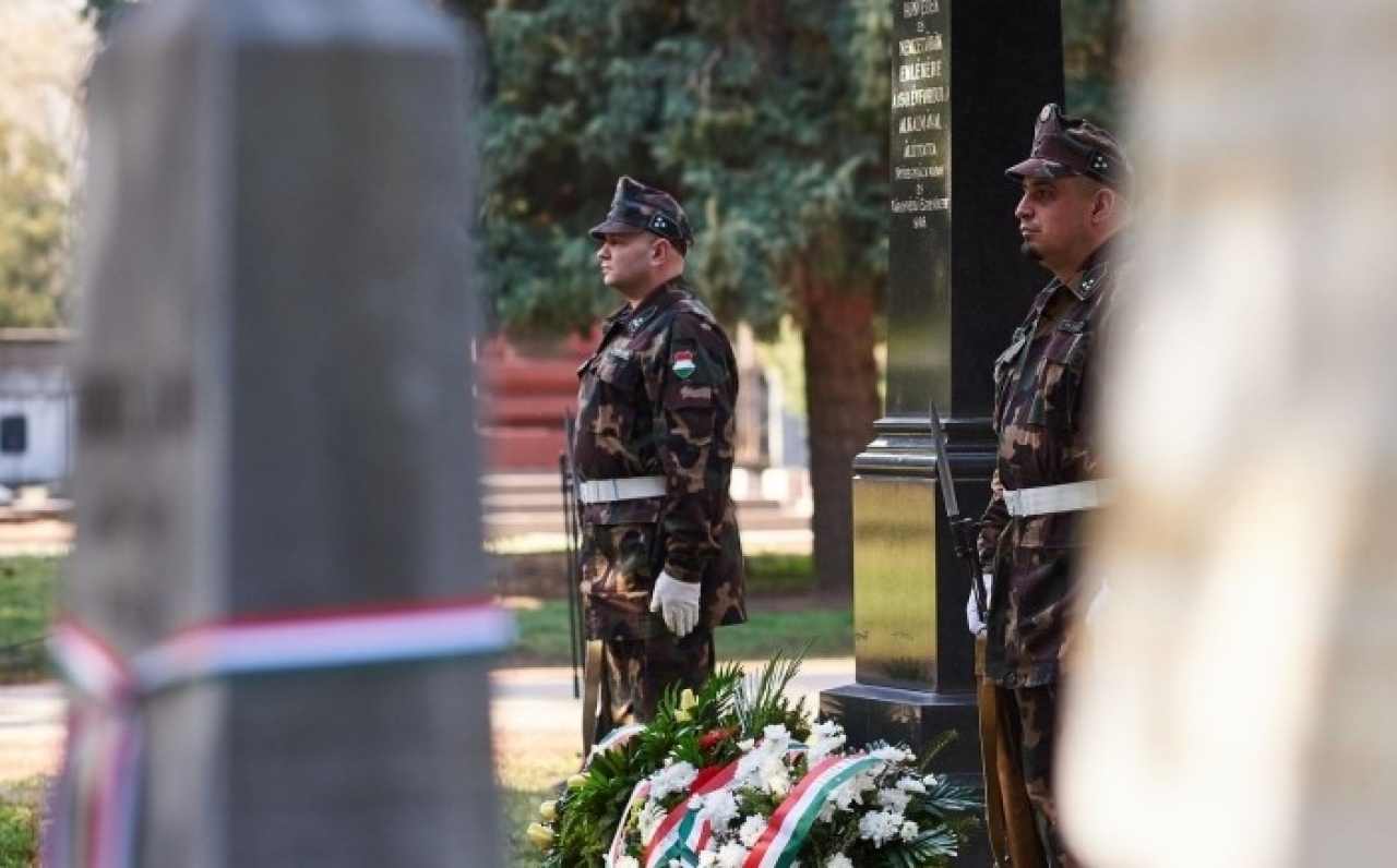 Már elkezdődtek az ünnepi koszorúzások és megemlékezések városunkban is