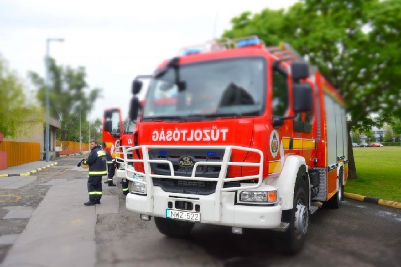 Nagy mennyiségű esővíz eltávolításához kérték a tűzoltók segítségét