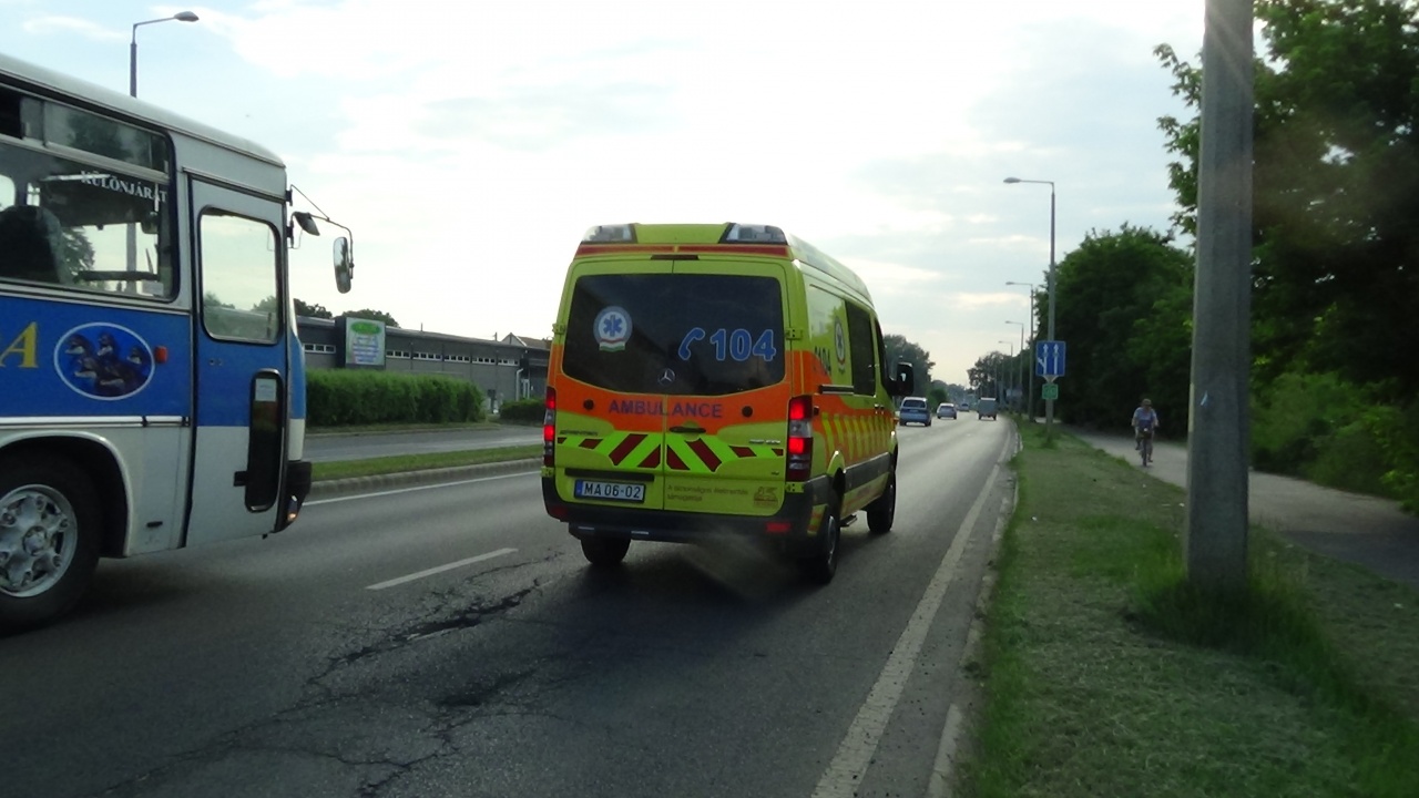 Kórházba szállították az Orosi úton elgázolt, szabályosan közlekedő kerékpárost