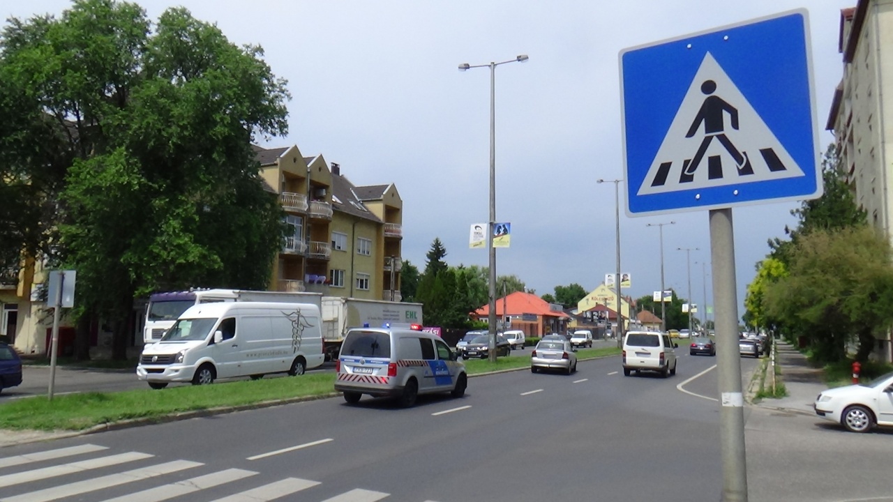 Kerékpárost gázoltak a Kert utcán